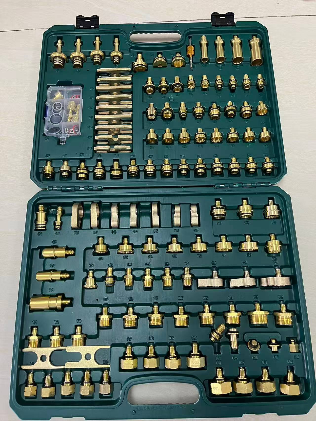 Kit di test per la rilevazione di perdite negli impianti di climatizzazione per autoveicoli Kasen: un accessorio indispensabile per i tecnici.